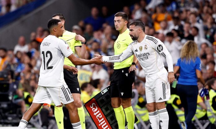 Trent Alexander-Arnold y Dani Carvajal en un partido del Real Madrid. 
