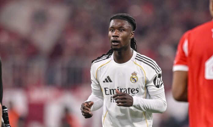 Eduardo Camavinga disputando un partido con el Real Madrid.