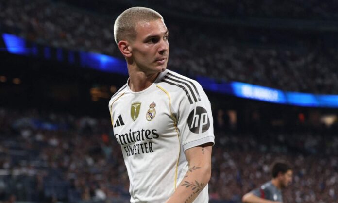 Franco Mastantuono disputando un partido con el Real Madrid.