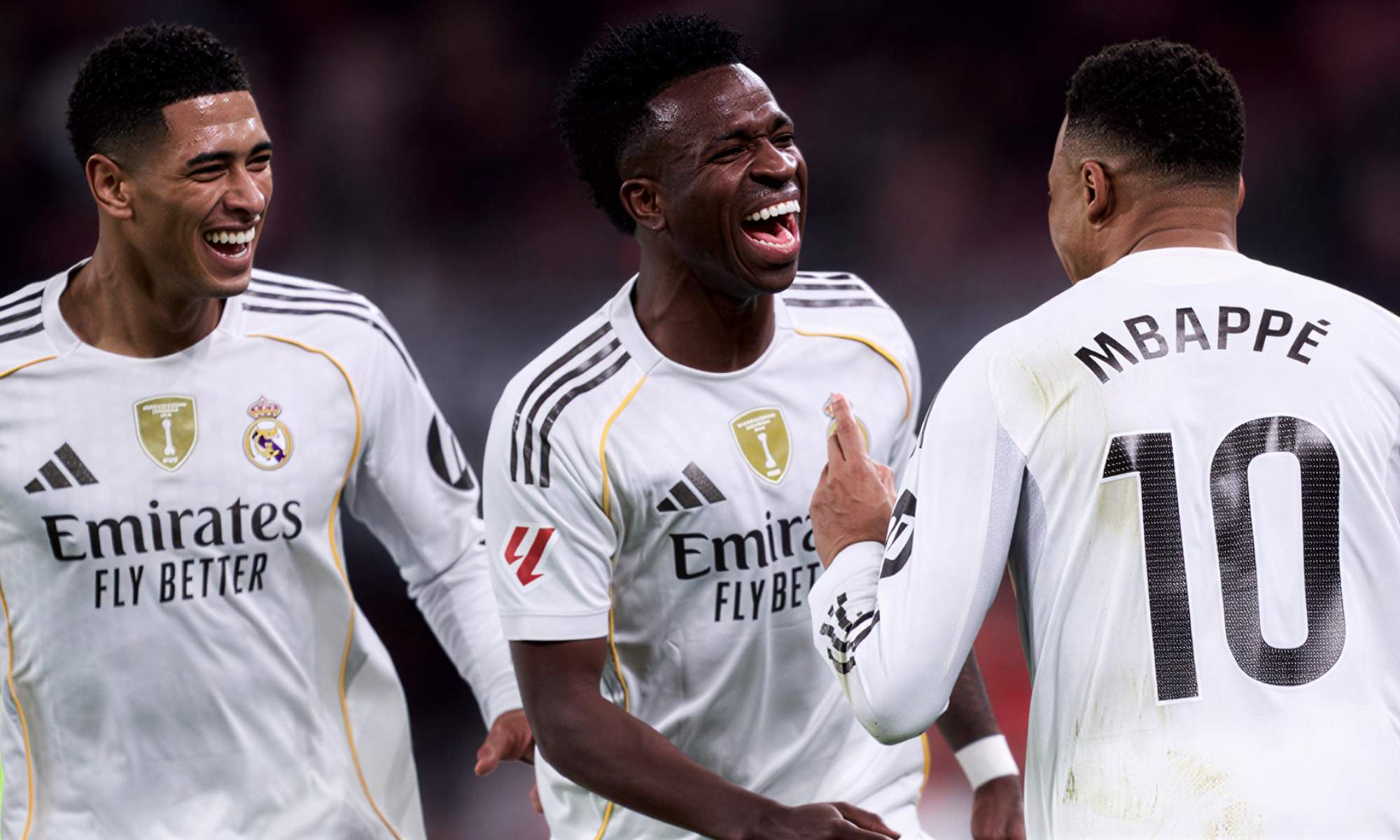 Jude Bellingham, Vinicius Junior y Kylian Mbappé, celebrando un gol en un partido del Real Madrid durante esta temporada.
