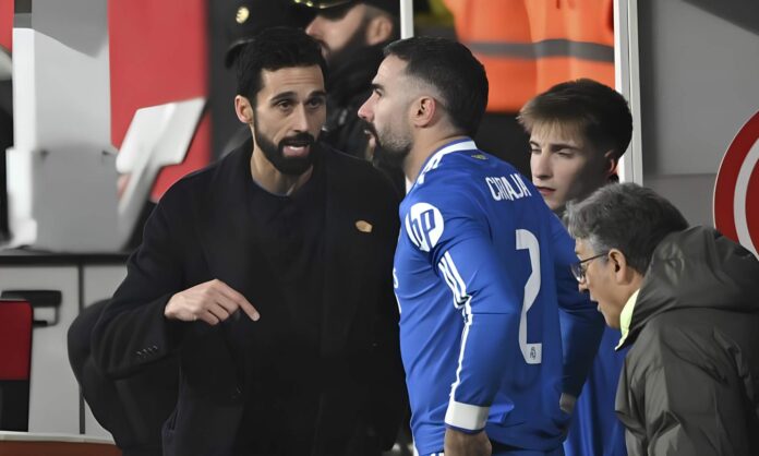 Álvaro Arbeloa y Dani Carvajal, hablando en un partido del Real Madrid durante esta temporada antes de su entrada al campo.