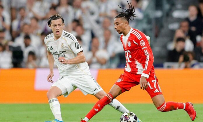 Álvaro Carreras, en una jugada con Michael Olise durante el partido de este martes entre el Real Madrid y el Bayern Múnich. 
