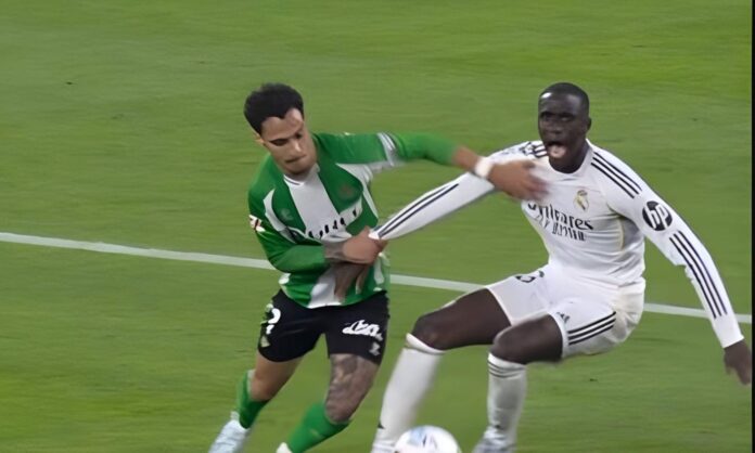 Antony agarró a Ferland Mendy, cometiendo falta, antes del gol del Betis en el partido del pasado viernes ante el Real Madrid.