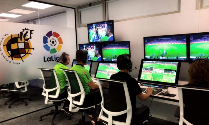 Varios árbitros en una de las salas de VAR, en Las Rozas, la sede de la Federación.