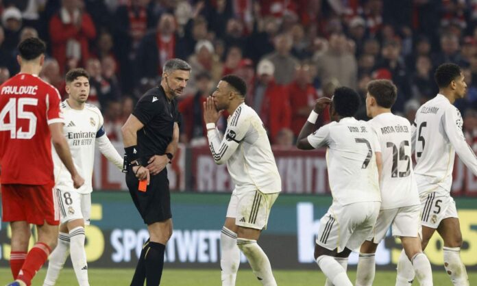 El árbitro del Bayern Múnich - Real Madrid expulsando a Eduardo Camavinga. 