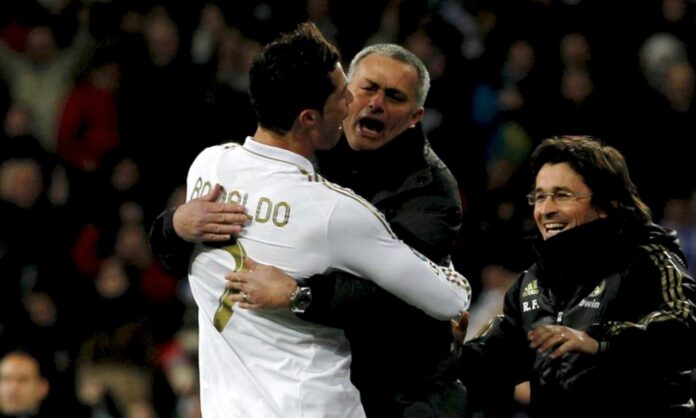 Cristiano Ronaldo y José Mourinho, abrazándose tras un gol del delantero durante su etapa en el Real Madrid.