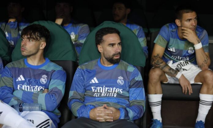 Dani Carvajal, en el banquillo de La Cartuja en el partido de este viernes entre el Betis y el Real Madrid.