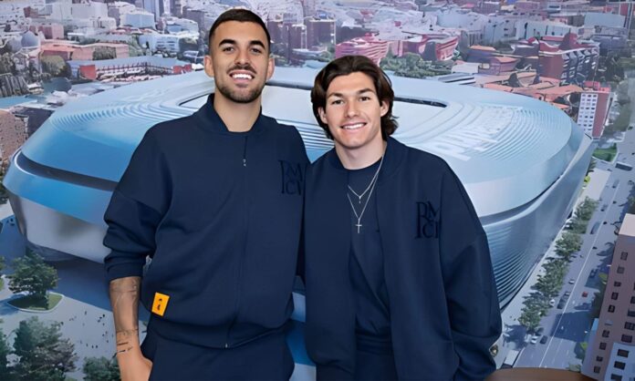 Dani Ceballos y Fran García en una firma en un hotel de concentración.