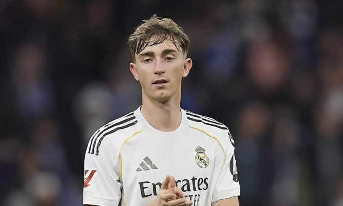 Dean Huijsen disputando un partido con el Real Madrid. 