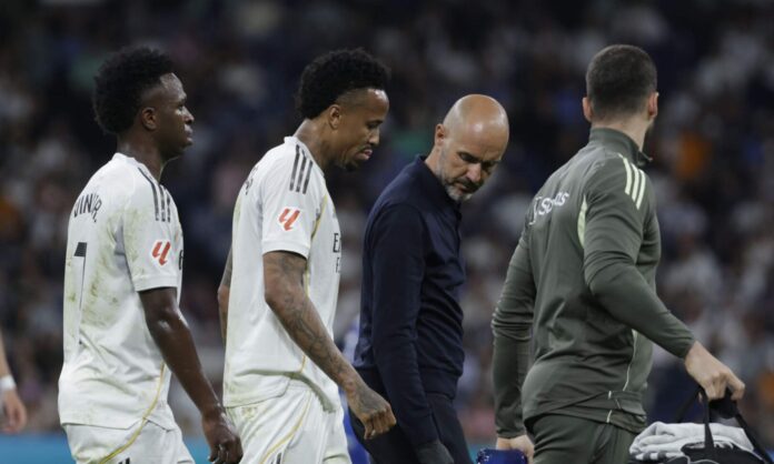 Éder Militao, retirándose del césped del Santiago Bernabéu este martes, en el partido contra el Alavés.