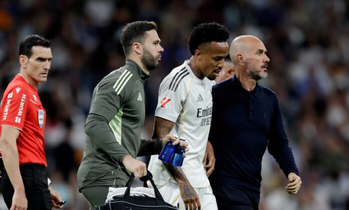 Eder Militao yéndose lesionado en su último partido con el Real Madrid.