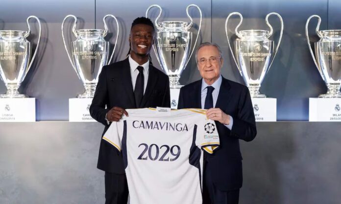 Florentino Pérez, con Eduardo Camavinga tras la última renovación del jugador con el Real Madrid.