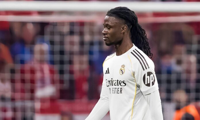 Eduardo Camavinga disputando un partido con el Real Madrid.