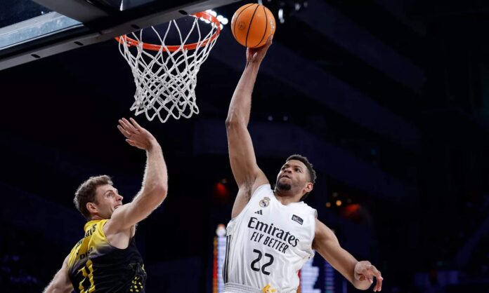Edy Tavares, encestando una canasta en el partido de esta noche ante La Laguna Tenerife.