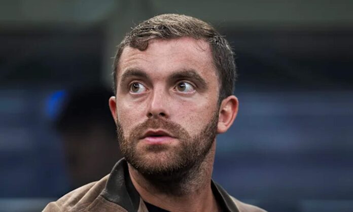 Fabrizio Romano, periodista italiano, dando una información. 