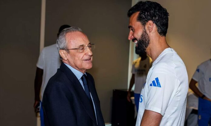 Florentino Pérez y Álvaro Arbeloa, hablando durante una concentración del Real Madrid antes de un partido de esta temporada.