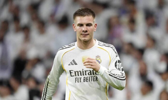 Franco Mastantuono disputando un partido con el Real Madrid.