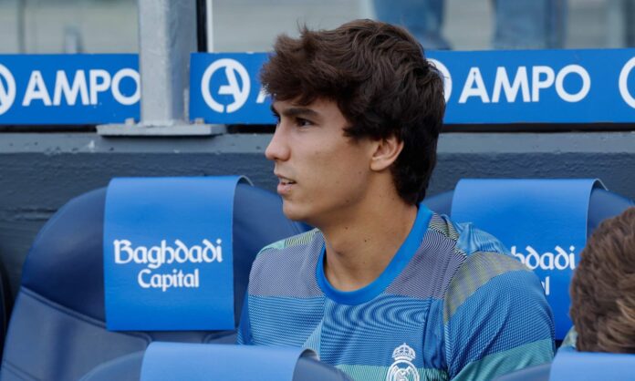 Gonzalo García sentado en el banquillo del Real Madrid.