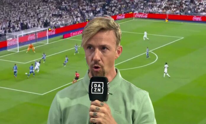 Guti Hernández con un micrófono de DAZN.