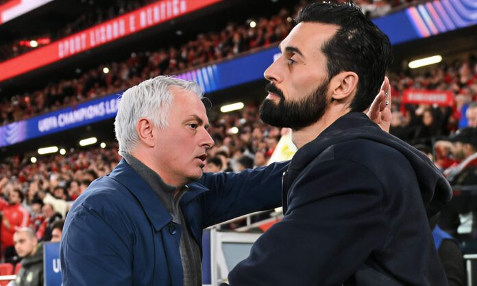 José Mourinho, saludándose con Álvaro Arbeloa en uno de los tres partidos en los que se ha enfrentado el Benfica al Real Madrid esta temporada.