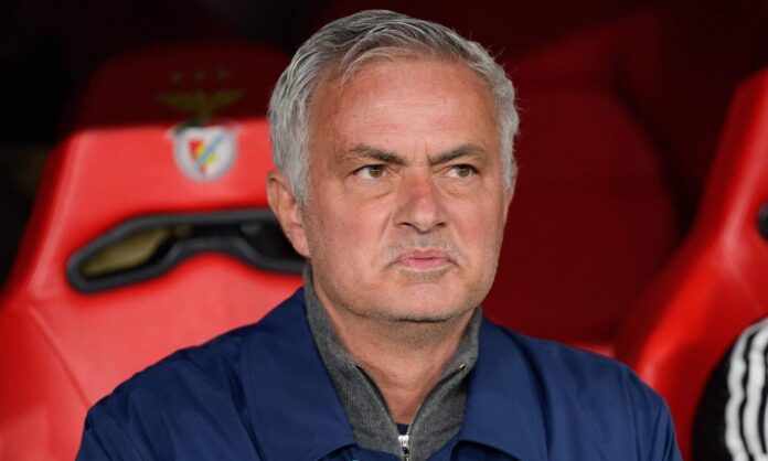 José Mourinho, sentado en el banquillo durante un partido del Benfica esta temporada.
