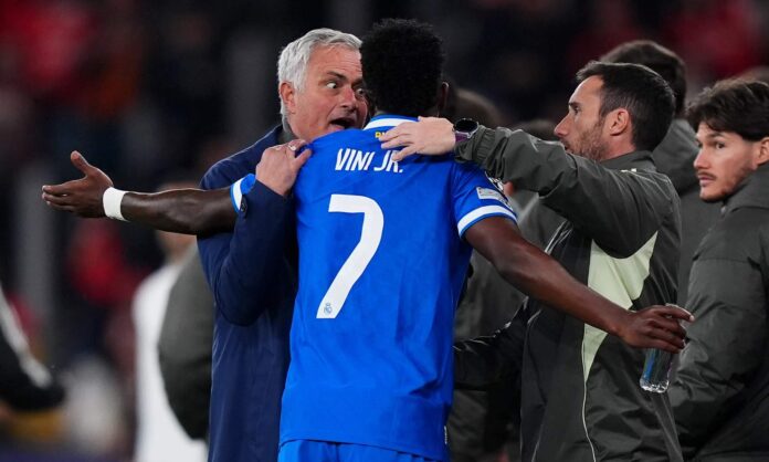 José Mourinho, con Vinicius Junior, cuando el Real Madrid se enfrentó al Benfica en la presente edición de esta Champions en los 
