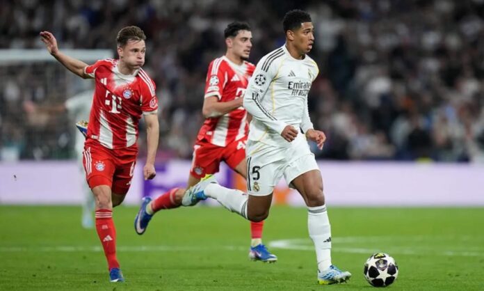 Jude Bellingham, saliendo al contraataque perseguido por Joshua Kimmich en el partido de esta noche en el Santiago Bernabéu entre Real Madrid y Bayern Múnich.