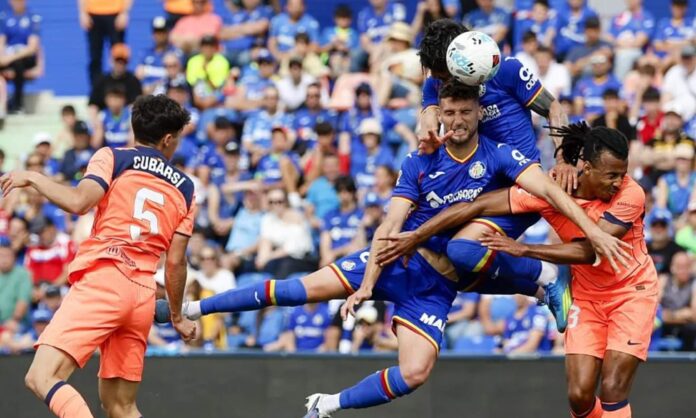 Domingos Duarte, Arambarri y Koundé chocan al disputar un balón, en el encuentro de esta tarde entre el Getafe y el Barcelona en el Coliseum.