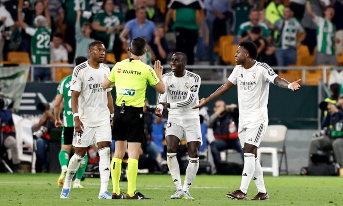Los futbolistas del Real Madrid, hablando con el colegiado César Soto Grado durante el partido de este viernes ante el Betis.