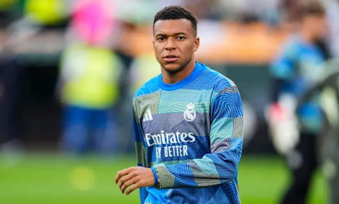 Kylian Mbappé durante un calentamiento con el Real Madrid.