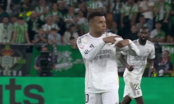 Kylian Mbappé ha pedido el cambio contra el Betis tras sentir unas molestias.