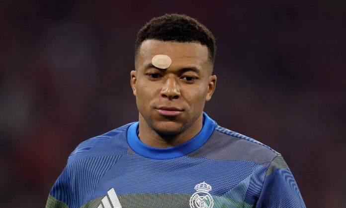 Kylian Mbappé antes de jugar un partido con el Real Madrid.