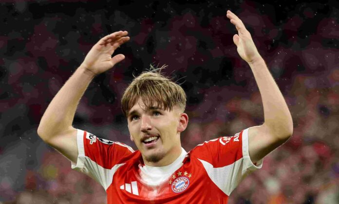 Lennart Karl disputando un partido con el Bayern Múnich.