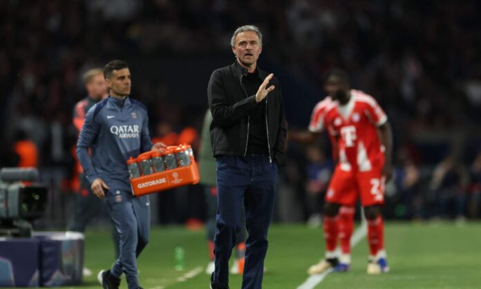 Luis Enrique, en el área técnica del Parque de los Príncipes, da indicaciones a sus futbolistas durante el choque entre el PSG y el Bayern Múnich de este martes.