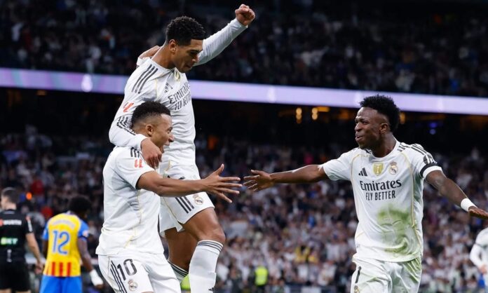Kylian Mbappé, Jude Bellingham y Vinícius Júnior jugando un partido con el Real Madrid.