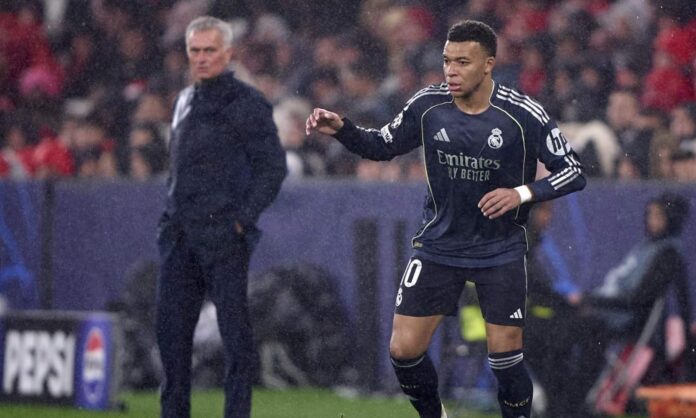 Kylian Mbappé y José Mourinho durante un Benfica - Real Madrid.