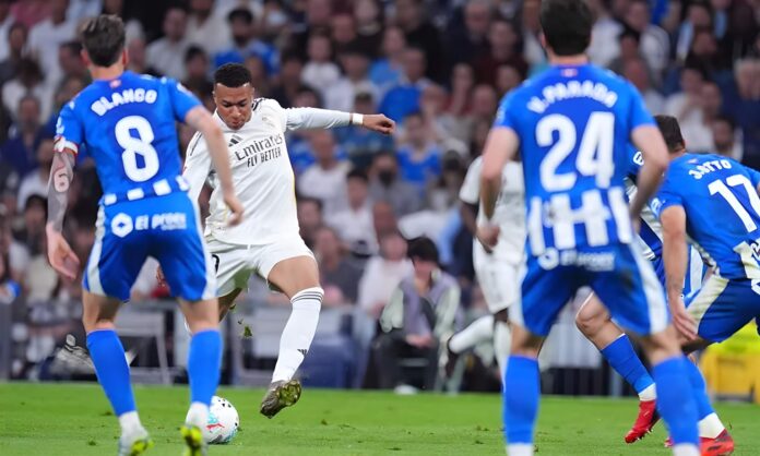 Kylian Mbappé, en el remate para poner el primer gol del partido entre el Real Madrid y el Alavés.