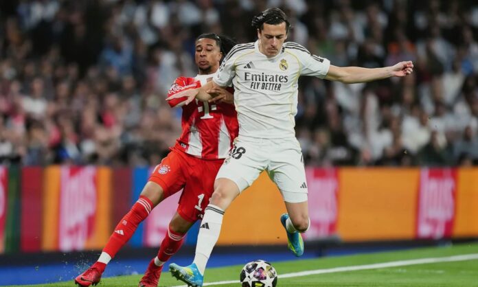 Álvaro Carreras, protegiendo el balón ante Michael Olise en una acción de la primera parte del partido entre el Real Madrid y el Bayern Múnich.