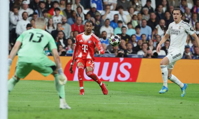 Michael Olise, centrando un balón en el partido de ida de los cuartos de final de Champions entre el Real Madrid y el Bayern Múnich.