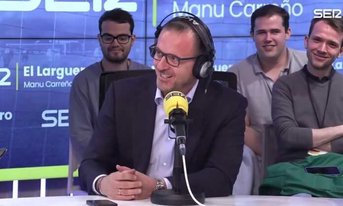 Mijatovic dando su opinión en la radio.