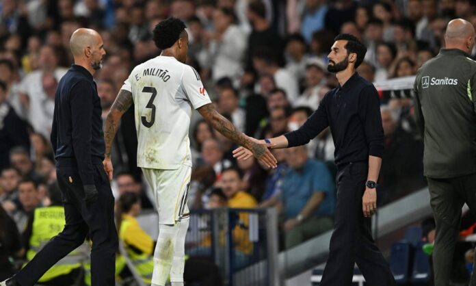 Eder Militao saliendo lesionado del último partido que jugó con el Real Madrid.