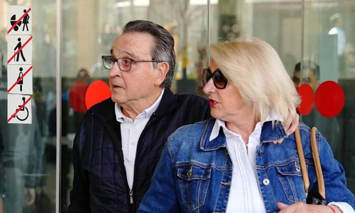 Enríquez Negreira y su mujer saliendo del juzgado. 