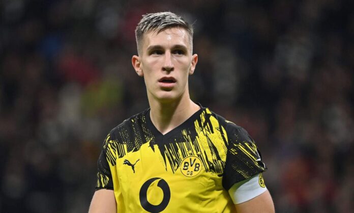 Nico Schlotterbeck jugando un partido con el Dortmund.