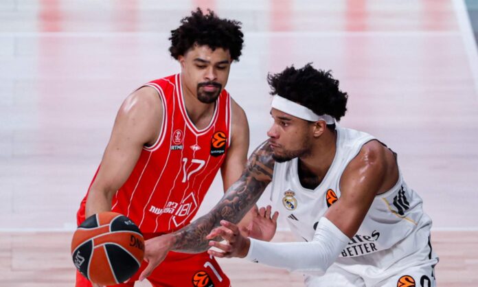 Chuma Okeke, reteniendo una posesión del Real Madrid en el partido de Euroliga ante el Hapoel de este miércoles en el Movistar Arena.