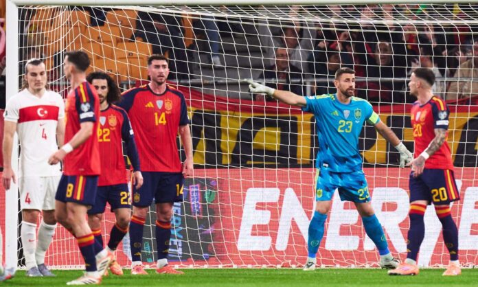 Unai Simón, dando órdenes a sus compañeros durante un partido reciente de la Selección española. 