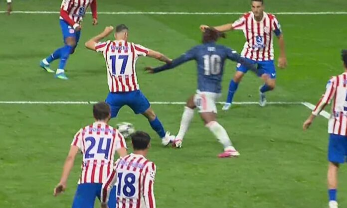 El penalti de Dávid Hancko sobre Eberechi Eze que no ha sido señalado en el encuentro entre el Atlético y el Arsenal.
