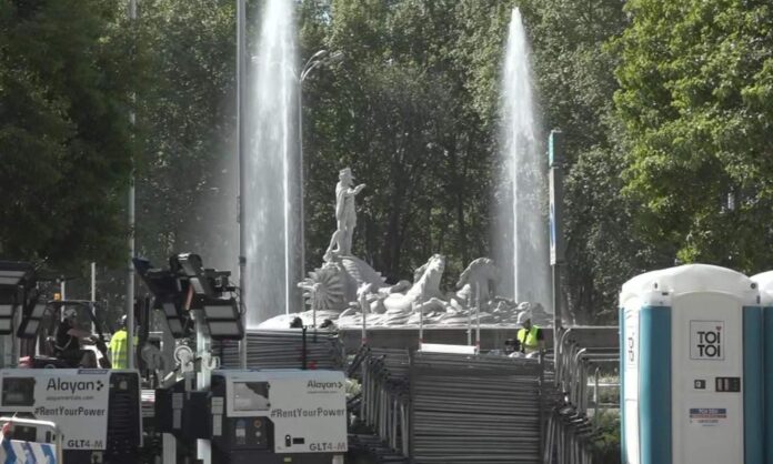 La plaza de Neptuno preparándose con vallas.