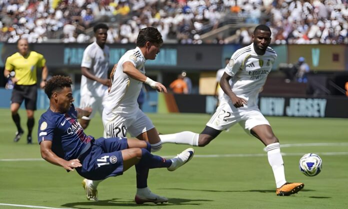 El PSG jugando contra el Real Madrid en el Mundial de Clubes.