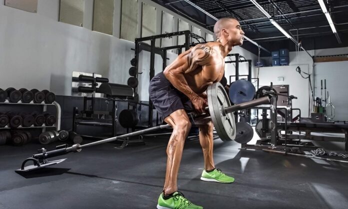 Un hombre haciendo un ejercicio de fuerza en el gimnasio.