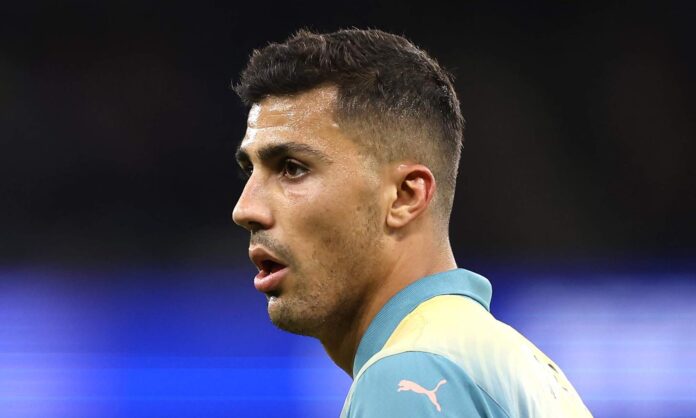 Rodri Hernández jugando un partido con el Manchester City.